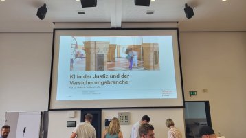 Eine Vorlesung zum Thema KI in der Versicherungsbranche (Bild: Akademie für wissenschaftliche Weiterbildung) Eine Vorlesung zum Thema KI in der Versicherungsbranche (Bild: Akademie für wissenschaftliche Weiterbildung)