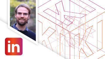 Ein Foto des Dozenten Dirk Heuvemann vor dem Keyvisual der Weiterbildung (Bild: TH Köln)