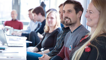 Weiterbildungsteilnehmende lauschen dem Dozierenden. (Bild: TH Köln)