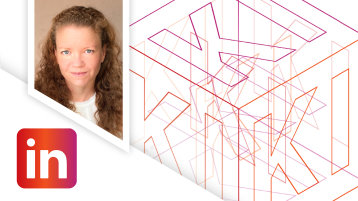 Ein Foto der Dozentin Dr. Martina Echtenbruck vor dem Keyvisual der Weiterbildung (Bild: TH Köln)