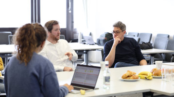 Christian Bieker von smart mechatronics bringt Impulse aus der Praxis ein. (Bild: TH Köln)