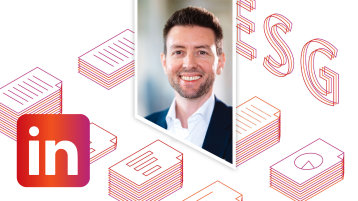 Ein Bild des Dozenten Markus Linden vor dem Hintergrund des Keyvisuals der Weiterbildung (Bild: TH Köln)