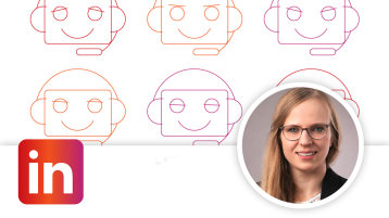 Ein Foto der Dozentin Dr. Anna Kirschbaum vor dem Keyvisual der Weiterbildung (Bild: TH Köln)