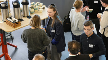 Mehrere Personen unterhalten sich in Grüppchen. (Bild: TH Köln)