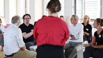 Eine kleine Gruppe diskutiert im Innenkreis der Fish Bowl. (Bild: TH Köln)