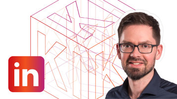 Foto des Alumnus Thomas Arnold vor dem Keyvisual der Weiterbildung (Bild: TH Köln)