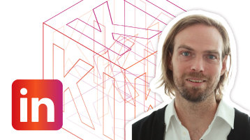 Dozent Dirk Heuvemann vor dem Keyvisual der Weiterbildung (Bild: TH Köln)