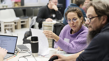 Eine Frau blickt konzentriert in ihre Unterlagen. (Bild: TH Köln) Eine Frau blickt konzentriert in ihre Unterlagen. (Bild: TH Köln)