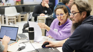 Die Teilnehmer:innen erarbeiten in Gruppen ein städtebaulich-verkehrliches Grobkonzept (Bild: Akademie für wissenschaftliche Weiterbildung) Die Teilnehmer:innen erarbeiten in Gruppen ein städtebaulich-verkehrliches Grobkonzept (Bild: Akademie für wissenschaftliche Weiterbildung)