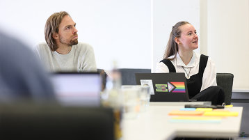 Zwei Personen blicken aufmerksam zuhörend in Richtung des Dozierenden. (Bild: TH Köln)