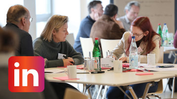 Teilnehmende des Workshops arbeiten an einem Gruppentisch (Bild: TH Köln)