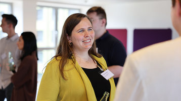 Eine junge Frau unterhält sich. (Bild: TH Köln)