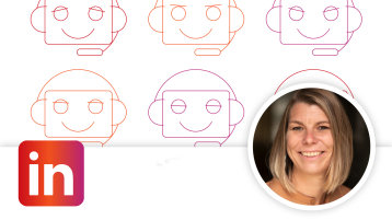 Ein Foto der Dozentin Dr. Vanessa Mai vor dem Keyvisual der Weiterbildung (Bild: TH Köln)