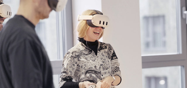 Mehrere lachende Personen mit VR-Brille (Bild:TH Köln)