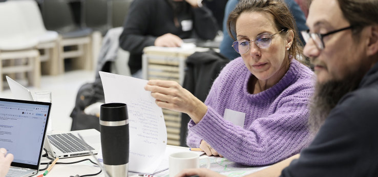 Eine Frau blickt konzentriert in ihre Unterlagen. (Bild: TH Köln)