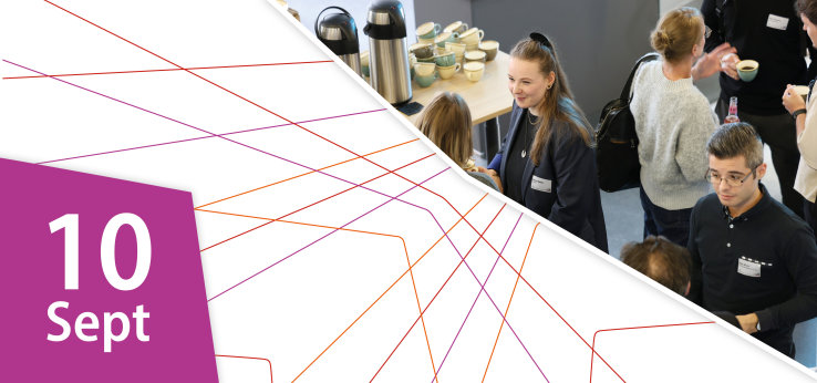 Personen unterhalten sich am Buffet einer Konferenz angeregt miteinander (Bild: TH Köln)