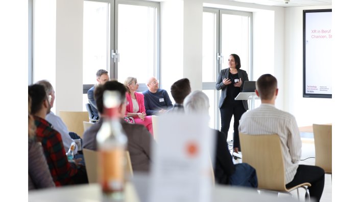 Jenny Pomino spricht vor den Anwesenden.