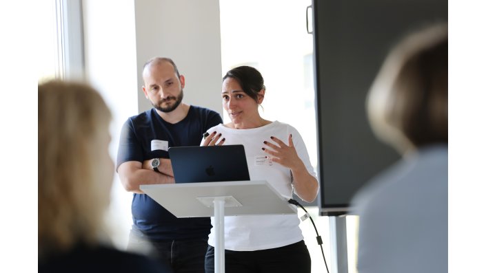 Jenny Pomino und Muhammet Celik stellen die Entwicklungen im Feld der innovativen Lerntechnologien vor.
