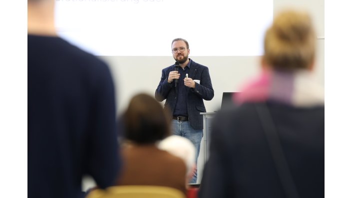 Prof. Dr.-Ing. Hendrik Poschmann hält seine Keynote.