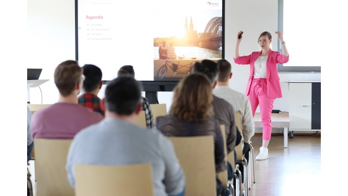 Silke Brinkschröder spricht vor den Teilnehmenden.