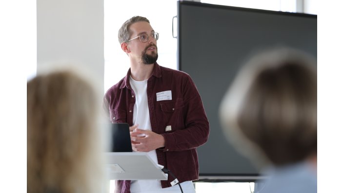 Weiterbildungsentwickler David Lakotta stellt die neuen Programmlinien vor.