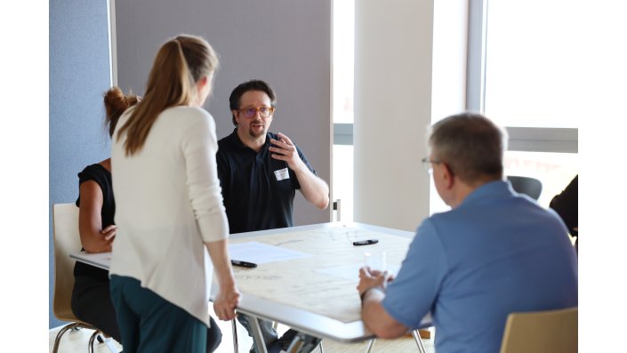 Ein Beiratsmitglied seine Perspektive in einer der World-Café-Gruppen aus.