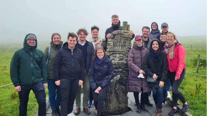 Studierende des Masterstudiengangs Versicherungsrecht LL.M. an der TH Köln während ihrer Exkursion nach Limerick, hier bei einem Gruppenfoto an den Cliffs of Moher in Irland.