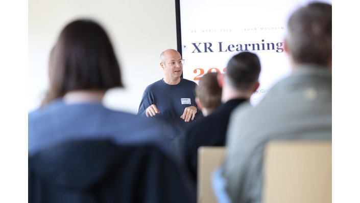 Michael Stock stellt sein Unternehmen Think.Start VR vor.