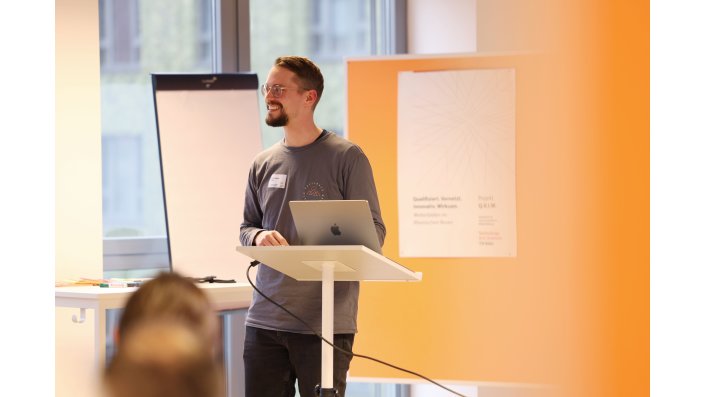 Weiterbildungsentwickler David Lakotta pitcht verschiedene Programmlinien vor dem Planum.