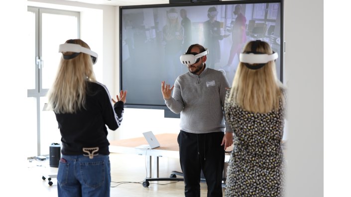 Muhammet Celik leitet eine Geste mit der Hand an.