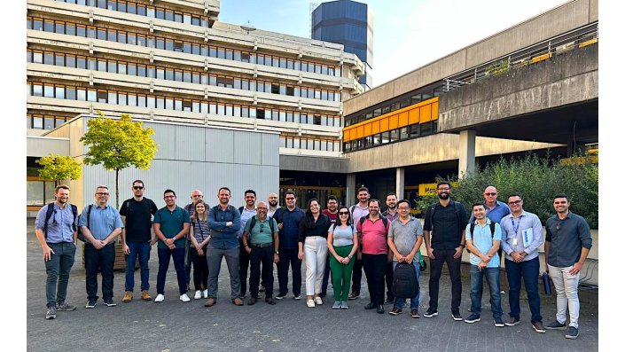Gruppenfoto vor dem Gebäude IWZ in Deutz