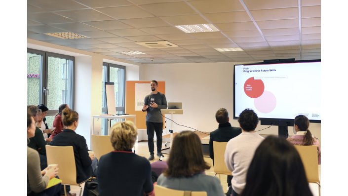 Weiterbildungsentwickler David Lakotta präsentiert den Arbeitsstand der Programmlinie Future Skills.