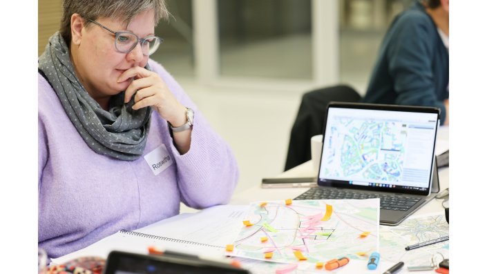 Die Teilnehmer:innen erarbeiten in Gruppen ein städtebaulich-verkehrliches Grobkonzept