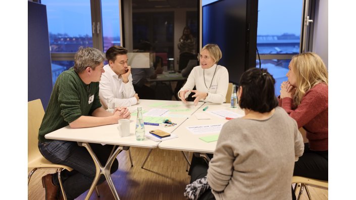 Präsidentin Sylvia Heuchemer führt in einer Gruppe ihre Gedanken zur Fragestellung aus.