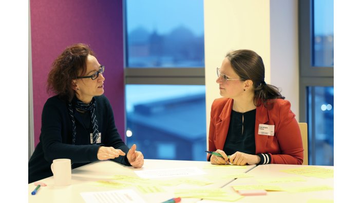 Tischhost Ilona Arcaro lauscht aufmerksam den Ausführungen ihrer Gesprächspartnerin am Tisch.