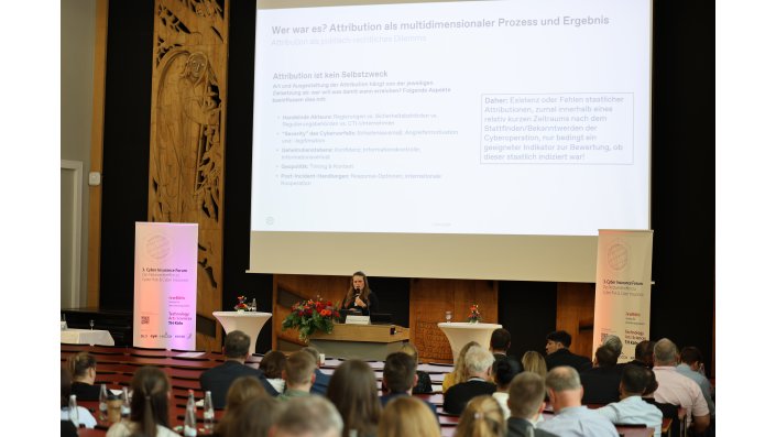 Dr.Kerstin Zettl-Schabath verglich Cyberkonflikte mit konventionellen Kriegen
