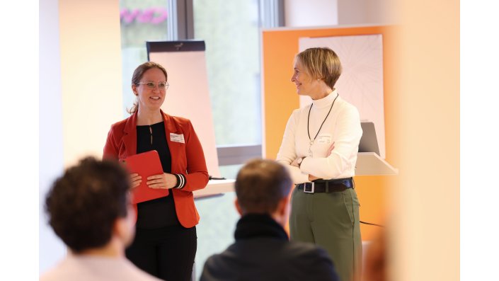 Ilona Arcaro und Frau Heuchemer begrüßen die Anwesenden.