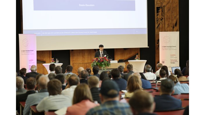 Dr. Daniel Adolph stellte in seinem PHD Pitch die AVB-Cyber 2017 und 2024 unter Prüfung
