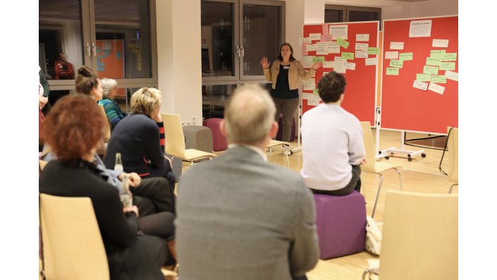 Weiterbildungsentwicklerin Carolin Kamrath präsentiert die Impulse ihres Tisches geclustert dem Planum.