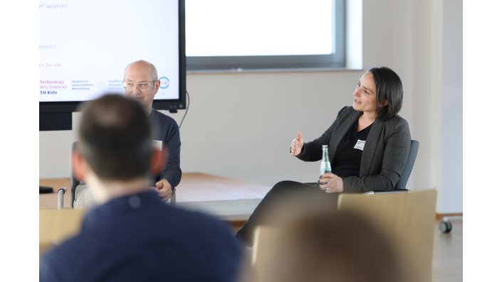 Jenny Pomino führt ihre Sichtweise aus.