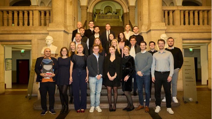 Gruppenfoto der Absolvent:innen der 10. Kohorte des berufsbegleitenden Masterstudiengangs Versicherungsrecht LL.M. an der TH Köln im historischen Gebäude an der Claudiusstraße 1.