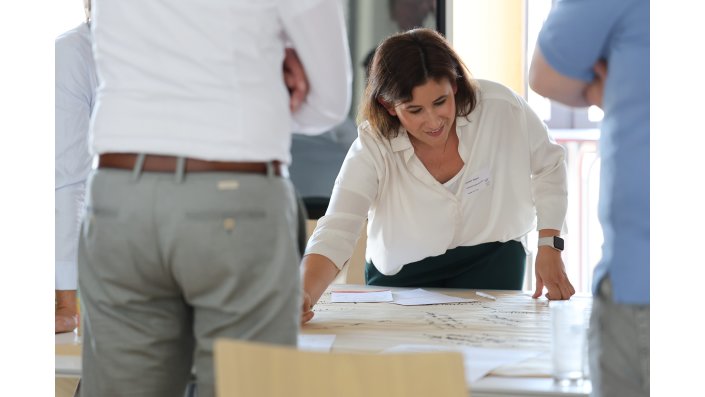 Eine Weiterbildungsentwicklerin schreibt auf Brown Paper mit.
