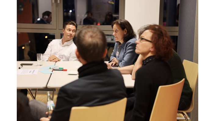 Eine weitere Gruppe im Austausch an einem der Thementische.