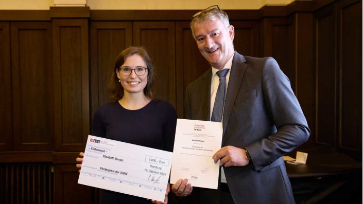 Elisabeth Berger erhält von Peter Dümpelmann (DANV) den Hauptförderpreis der Deutschen Anwalt- und Notar-Versicherung bei der Absolvent:innen-Feier des Masterstudiengangs Versicherungsrecht LL.M. an der TH Köln.