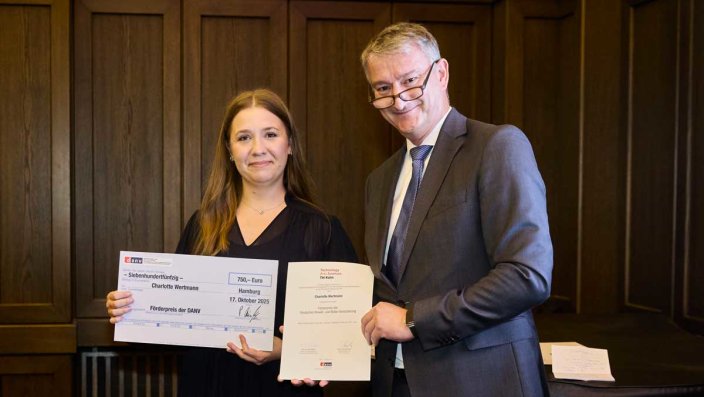 Charlotte Wertmann erhält von Peter Dümpelmann (DANV) den Förderpreis der Deutschen Anwalt- und Notar-Versicherung im Rahmen der Abschlussveranstaltung des Masterstudiengangs Versicherungsrecht LL.M. an der TH Köln.