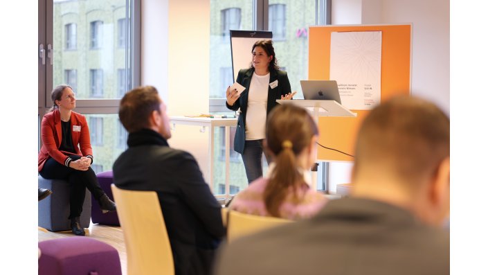 Weiterbildungsentwicklerin Kirsten Sahm präsentiert den Arbeitsstand in der Programmlinie "Energie & Industrie".