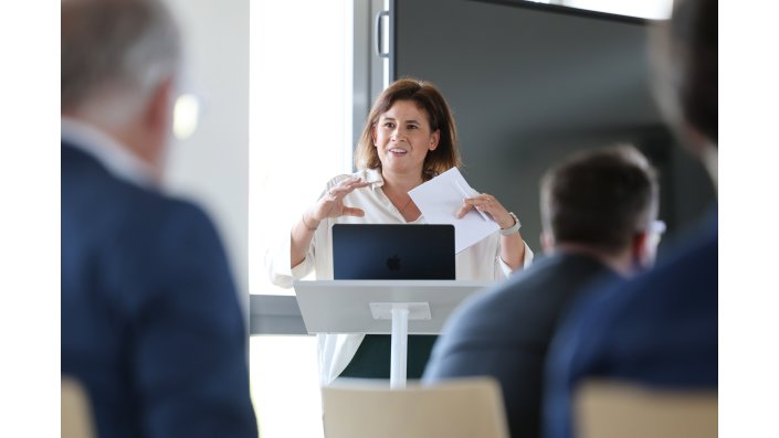 Weiterbildungsentwicklerin Kirsten Sahm pitcht ihre Programmlinie "Energie & Industrie".