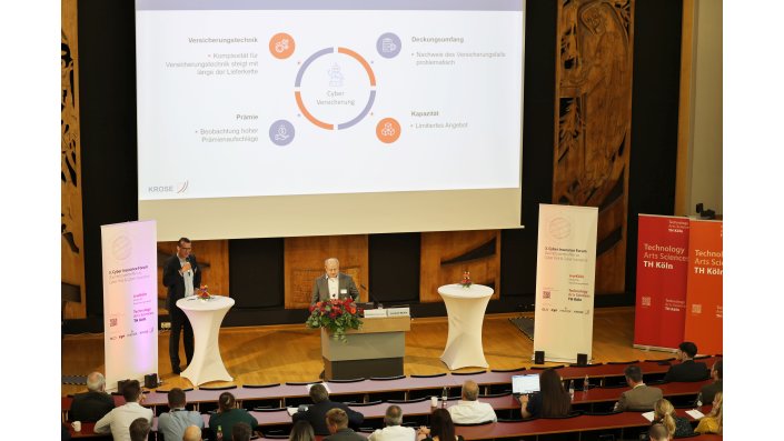 Leopold Muhle und Matthias Krenzlin stellten Herausforderungen für den Industrieversicherungsmarkt vor