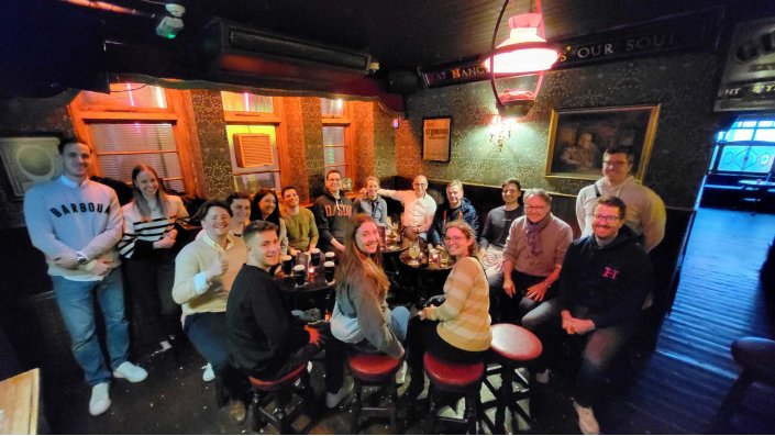 Studierende des Masterstudiengangs Versicherungsrecht LL.M. an der TH Köln während ihrer Exkursion nach Limerick bei einem gemeinsamen Abend in einem traditionellen irischen Pub.