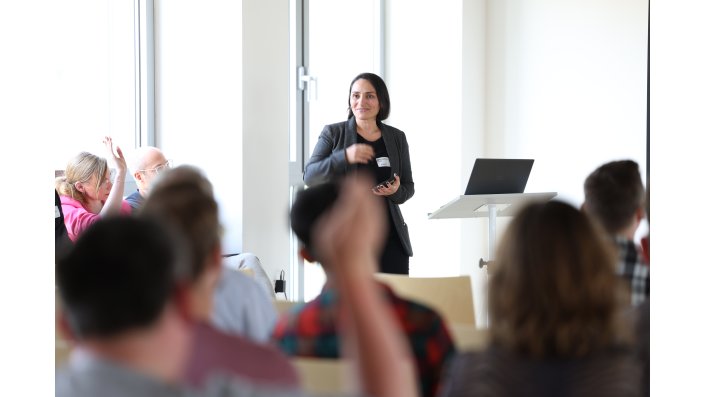 Jenny Pomino interagiert lachend mit den Teilnehmenden.